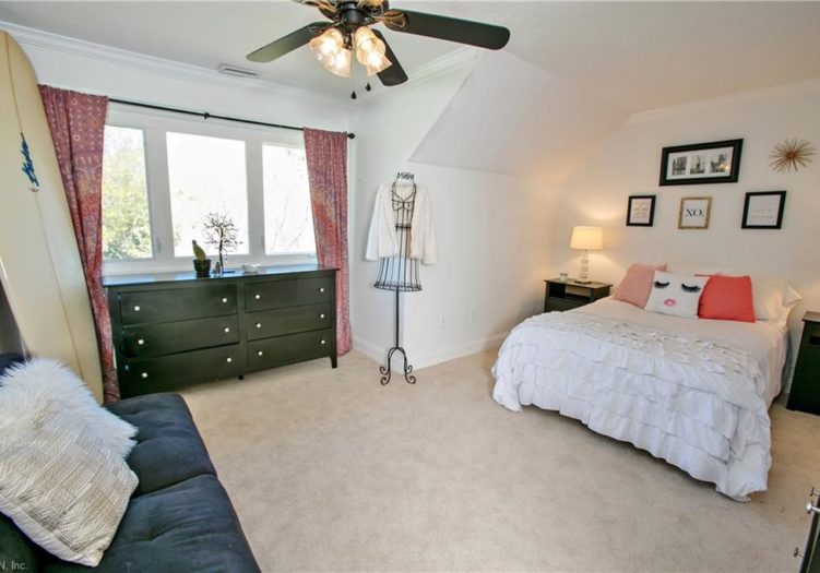 2036 Thomas Ln Virginia Beach, VA 23454 Stephanie Clark Real