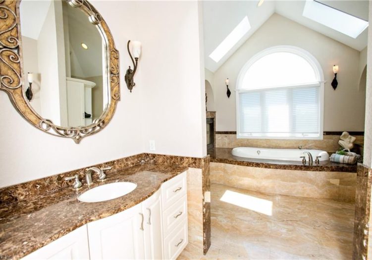 2036 Thomas Ln Virginia Beach, VA 23454 Stephanie Clark Real